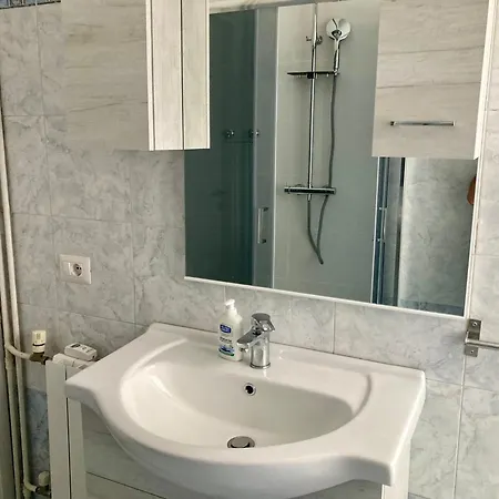 Brandnew Luxury House Near Metro Station